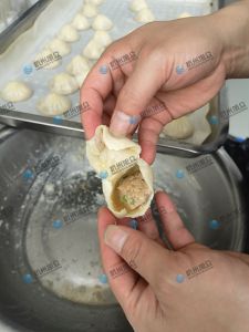現(xiàn)場給客戶做灌湯包，效果滿意！